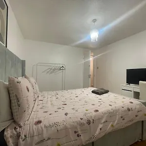 Holiday home New! 4 Bedroom House With Garden And Lawn, London